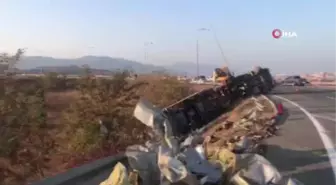 Bursa'da hurda yüklü tır devrildi: 2 ölü