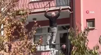 Çatıda yatarak sıva yapmıştı... Bu kez de balkon demirine çıkıp boya yaptı