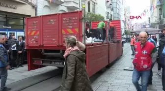 İSTİKLAL CADDESİ TÜRK BAYRAKLARIYLA DONATILDI