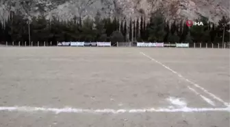 Bozuk zeminde maç yapan futbolcular Bakan Kasapoğlu'na seslendi