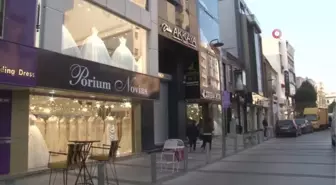 Mimar Kemalettin Caddesi'nin dükkanları 'Elaman aranıyor' yazıları ile doldu