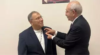 Aşkın Tuna... 'BERABER YÜRÜDÜK BİZ BU YOLLARDA' SÖZ YAZARI CHP ROZETİ TAKTI!