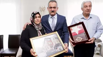 Bakan Özer'den terör saldırısında ölen Arzu öğretmenin ailesine ziyaret