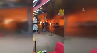 Fatih'te otomobilde çıkan yangın, park halindeki 4 araca sıçradı