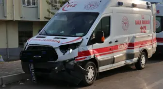 Osmaniye'de ambulansla otomobilin çarpışması sonucu 5 kişi yaralandı