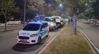 OTOMOBİLİN ÖNÜNÜ KESİP, 2 KİŞİYİ SİLAHLA YARALADI