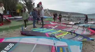 PWA Çocuklar ve Gençler Rüzgar Sörfü Dünya Kupası, Alaçatı'da başladı