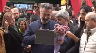 Saldırıda eski eşi ve kızını kaybeden oyuncu Nurettin Uçar olay yerine karanfil bıraktı