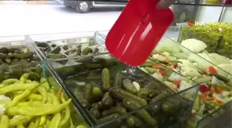 55 yıllık turşu ustası, Yeşilçam'a da konu olan 'sirkeyle mi limonla mı' tartışmasına son verdi