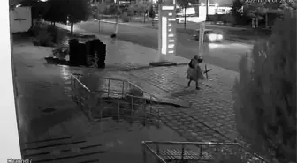 Batman'da hırsızlar aynı caddedeki dükkanlara dadandı: O anlar kamerada