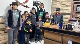 Doğup büyüdüğü mahallede ihtiyaç sahiplerine kol kanat oldu