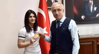KMÜ'lü Zeynep Çelik, dünya şampiyonasından altın madalya ile döndü