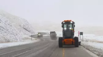 Kop Dağı Geçidi'nde kar ve sis etkili oluyor