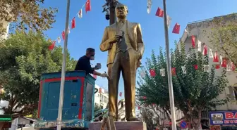 Kuşadası Belediyesi Atatürk büstlerini yeniliyor
