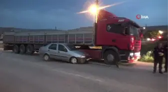 Otomobil tıra çarptı, faciadan dönüldü