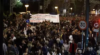 Yunanistan'da 17 Kasım Öğrenci Direnişi'nin 49. yıl dönümünde yüzlerce kişi ABD Büyükelçiliğine yürüdü