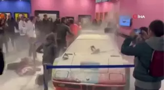 İklim aktivistleri, Andy Warhol'un tasarımına 8 kilo un döktü