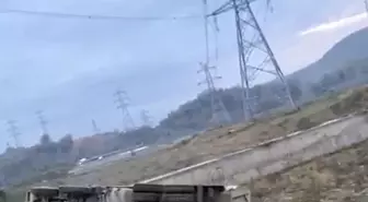 İş kamyonu yoldan çıkarak devrildi