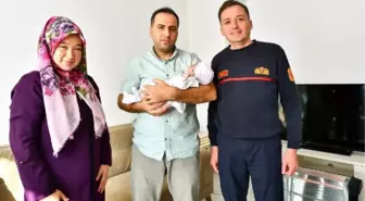 Kahraman itfaiyeci yangından kurtardığı Nehir bebekle buluştu