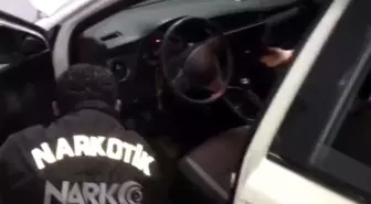 Otomobilin döşeme ve bagaj kısmına gizlenen sentetik ecza ele geçirildi