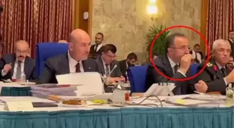 Bakan Soylu hararetli bir şekilde tartışırken yardımcısı istifini bozmadan yemek yemeye devam etti