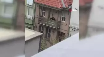 Bu kadarı da 'pes' dedirtti... Balkondan attığı televizyonu arkadaşlarıyla böyle çaldı