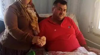 İnşaattan düşüp yatalak kalan eşine bebek gibi bakıyor