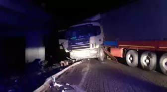 Kontrolden çıkan tır karayolunu trafiğe kapattı