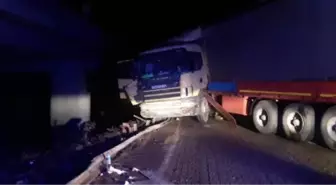 Manisa'da bariyere çarpan TIR zincirleme kazaya neden oldu: 3 yaralı