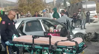 Burdur'da tırla çarpışan otomobildeki 3 kişi yaralandı