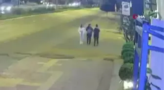 Motosikletli şahıslar dehşeti yaşattı. Yolda yürüyen kızlara yapılan saldırı kamerada