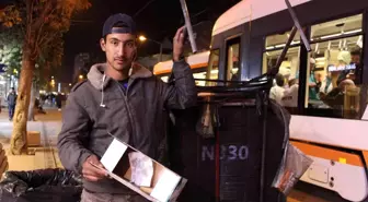 Ailesini görebilmek için akşama kadar karton topluyor