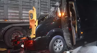 Tiyatrocuları taşıyan minibüsle kamyonun çarpıştığı kazada 3 kişi öldü, 8 kişi yaralandı