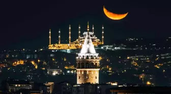 Çamlıca Cami, Galata Kulesi ve hilal aynı karede böyle görüntülendi