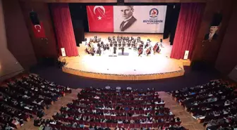 Dev orkestra Neşet Ertaş'ın türkülerini seslendirdi