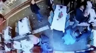KUMKAPI'DA KOMŞU RESTORAN ÇALIŞANLARININ KAVGASI KAMERADA