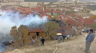 Kütahya'da yangında iki ev ile odunluk kullanılamaz hale geldi