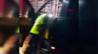 TİYATRO EKİBİNİ TAŞIYAN MİNİBÜS, TIR'A ÇARPTI 3 ÖLÜ, 8 YARALI