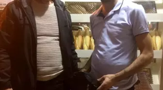 Yolda bulduğu para dolu çantayı sahibine teslim etti