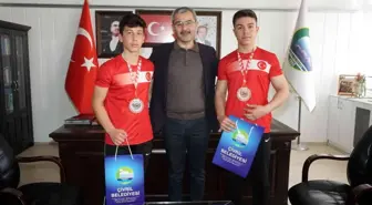 Dünya şampiyonları, başarılarını Başkan Vural ile paylaştı