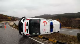 Kastamonu'da devrilen ambulanstaki 3 sağlık personeli yaralandı