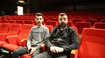 Sahneledikleri tiyatro oyununu trafik kazasında kaybettikleri meslektaşlarına ithaf ettiler