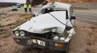 OTOMOBİL, KAVAK AĞACI YÜKLÜ TRAKTÖRE ÇARPTI: 6 YARALI