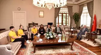 Vali Karadeniz, dergi çıkarmaya hazırlanan öğrencilerin sorularını yanıtladı