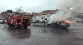 Gaz kaçıran otomobil alev aldı: 2 yaralı
