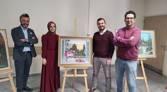 Mikrobiyoloji uzmanı bakterilerden yaptığı resimleri hastanede sergiliyor