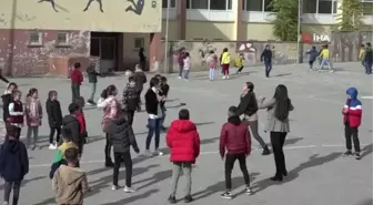 Uludere'de atandığı köy okulunda öğrencilerin rol modeli olan Sinem öğretmen görev süresini uzattı