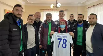 Karabük'te futbolcular şehit öğretmen Aybüke Yalçın'ın annesini ziyaret etti