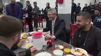 Oğuz Kaan Salıcı'nın Şanlıurfa'da Yemek Yediği Fabrika İşçileri: 'Zenginden Az, Fakirden Çok Alıyorlar'