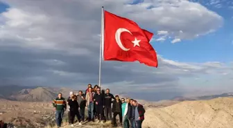 Şehit öğretmenlere vefa...İsimlerini bayrak direğine yazıp dağın tepesine diktiler